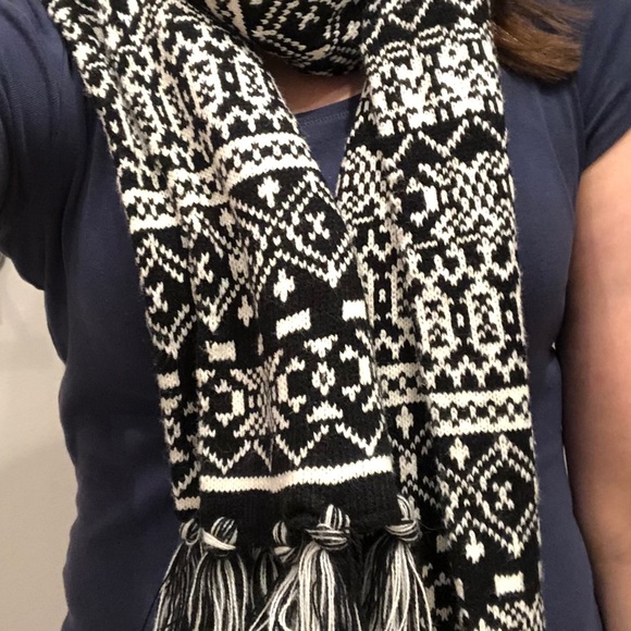 3for$10 H&M Scarf - Picture 3 of 7